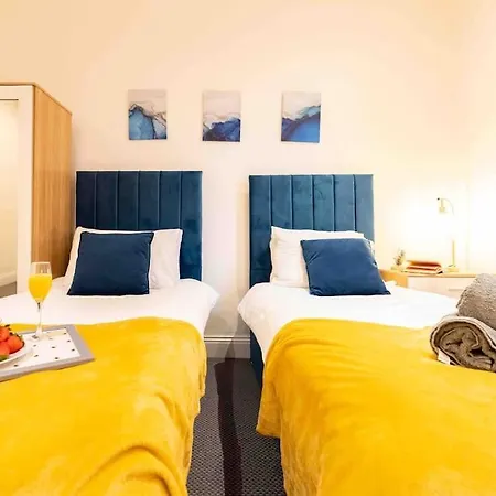 Sleeps 5! Perfect For Work & Family - Free Parking & Wifi شقة