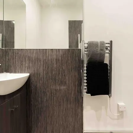 Sleeps 5! Perfect For Work & Family - Free Parking & Wifi شقة *