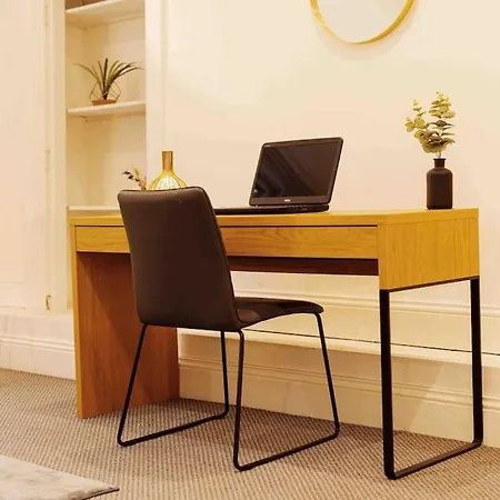 شقة Sleeps 5! Perfect For Work & Family - Free Parking & Wifi