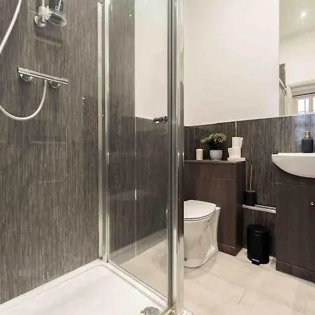 Sleeps 5! Perfect For Work & Family - Free Parking & Wifi شقة ليدز
