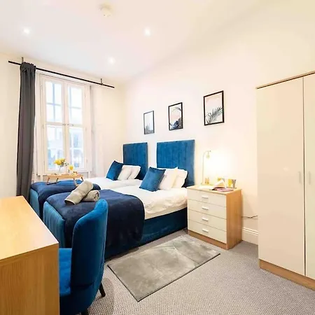 Sleeps 5! Perfect For Work & Family - Free Parking & Wifi