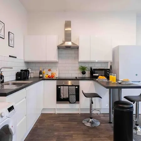 Sleeps 5! Perfect For Work & Family - Free Parking & Wifi *