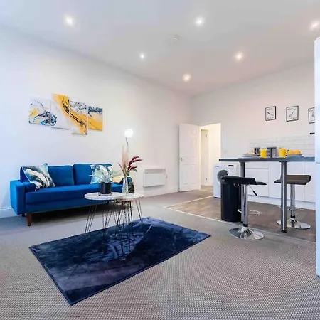 Sleeps 5! Perfect For Work & Family - Free Parking & Wifi شقة
