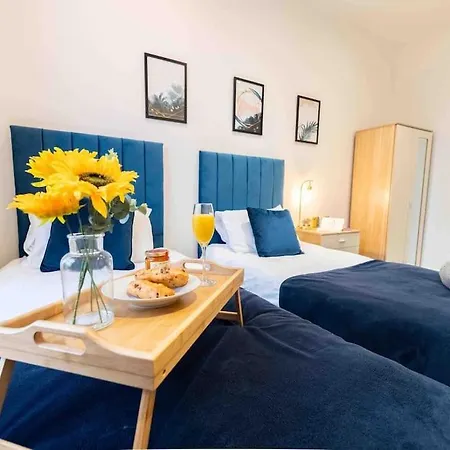 Sleeps 5! Perfect For Work & Family - Free Parking & Wifi *