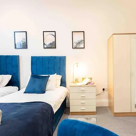 Sleeps 5! Perfect For Work & Family - Free Parking & Wifi