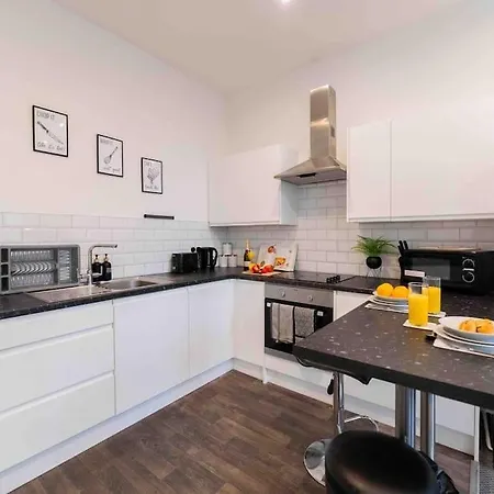 Sleeps 5! Perfect For Work & Family - Free Parking & Wifi