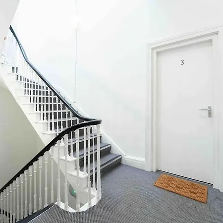 Sleeps 5! Perfect For Work & Family - Free Parking & Wifi شقة *