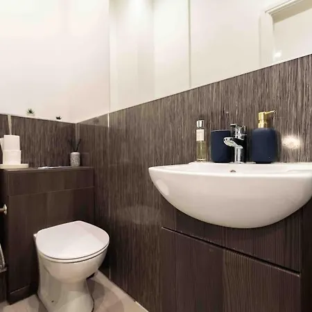Sleeps 5! Perfect For Work & Family - Free Parking & Wifi شقة ليدز