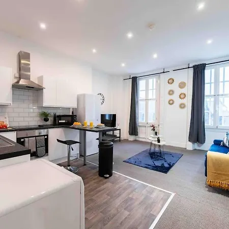 Sleeps 5! Perfect For Work & Family - Free Parking & Wifi *