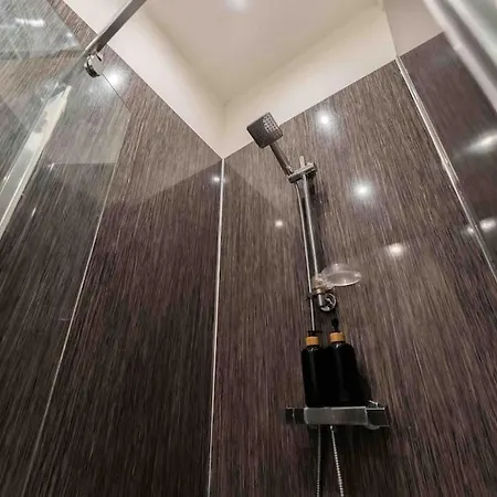 Sleeps 5! Perfect For Work & Family - Free Parking & Wifi شقة ليدز