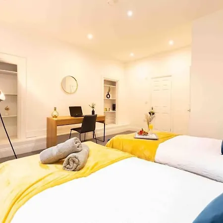 Sleeps 5! Perfect For Work & Family - Free Parking & Wifi * ليدز