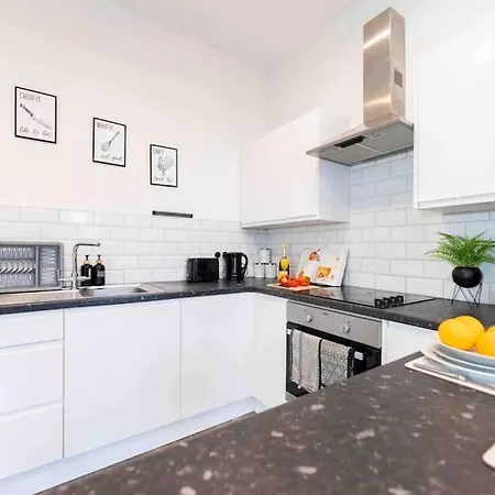 Sleeps 5! Perfect For Work & Family - Free Parking & Wifi شقة *