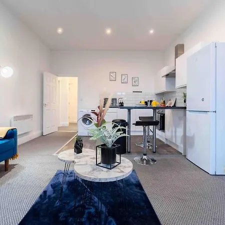 شقة Sleeps 5! Perfect For Work & Family - Free Parking & Wifi *