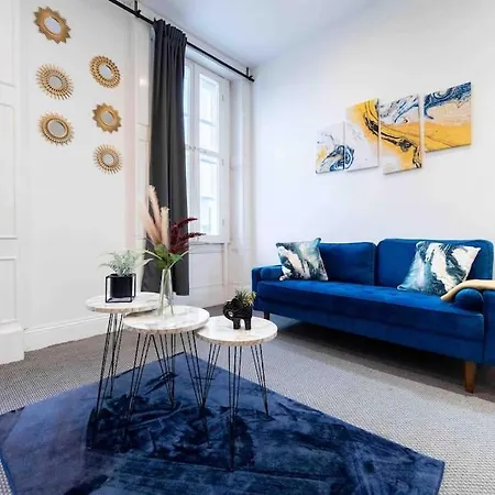 Sleeps 5! Perfect For Work & Family - Free Parking & Wifi *