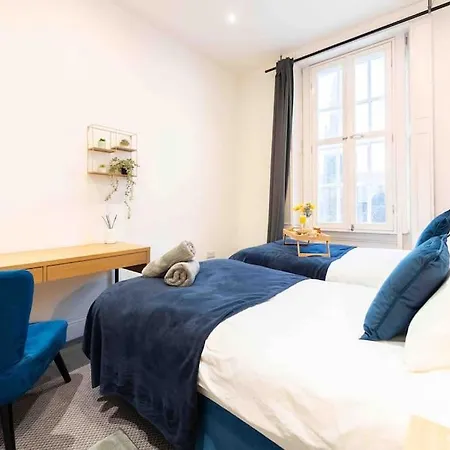 Sleeps 5! Perfect For Work & Family - Free Parking & Wifi