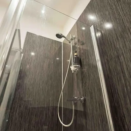 Sleeps 5! Perfect For Work & Family - Free Parking & Wifi شقة *
